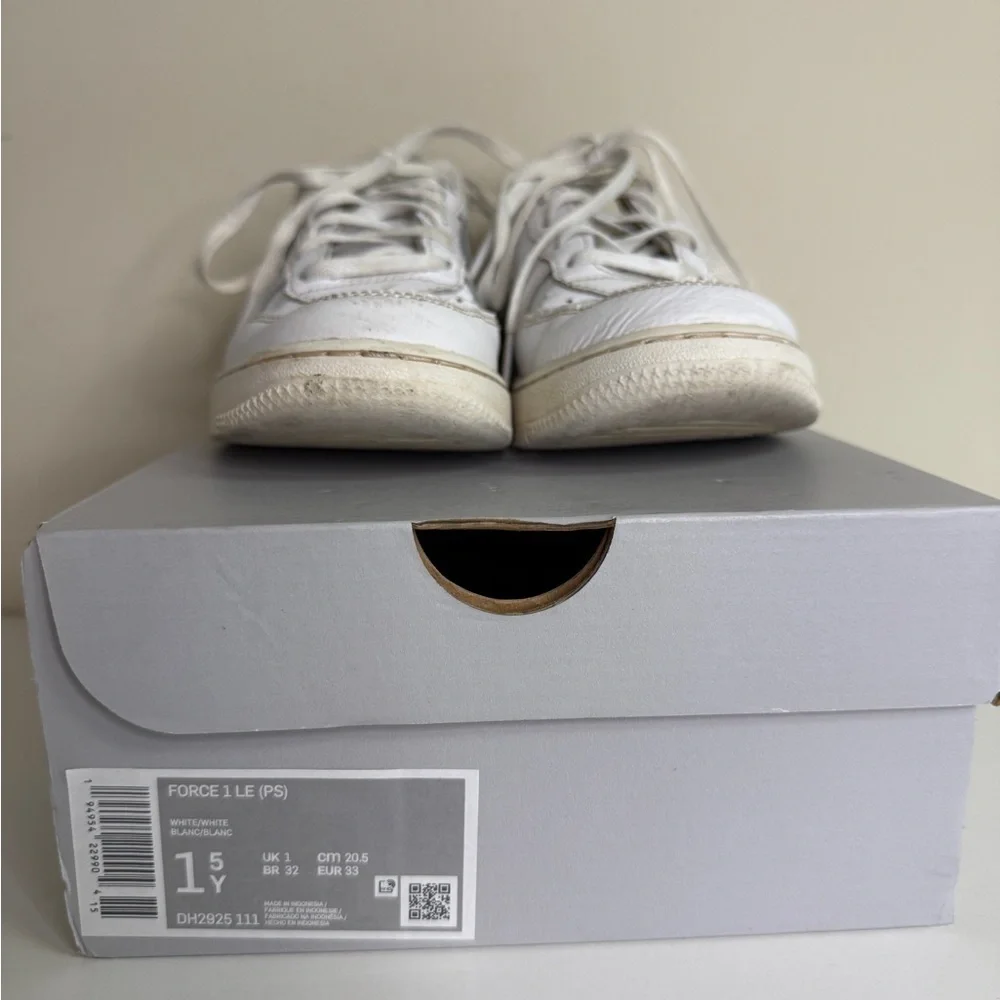 Nike kids white